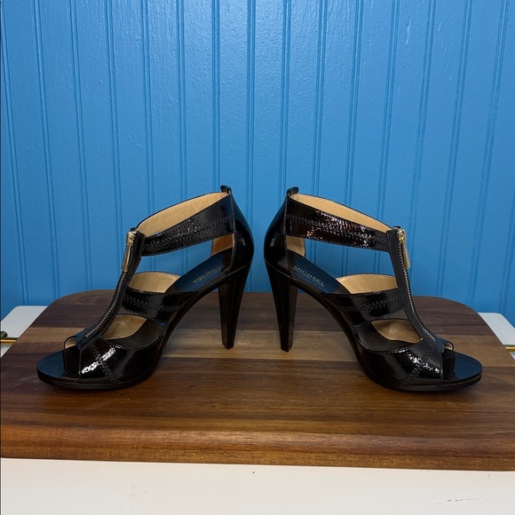 LIKE NEW Michale Kors Elegant Black Patent Strappy Women's Sandals Size 7 - Picture 2 of 7